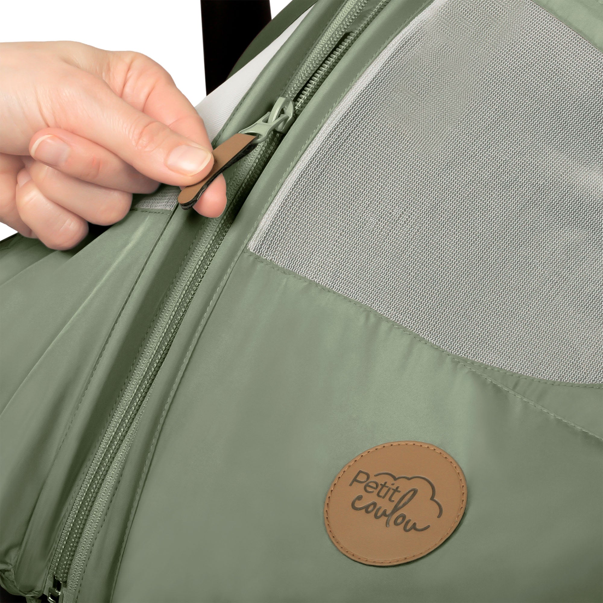 Vue rapprochée du logo en cuir synthétique de la housse été pour coquille de bébé Petit Coulou