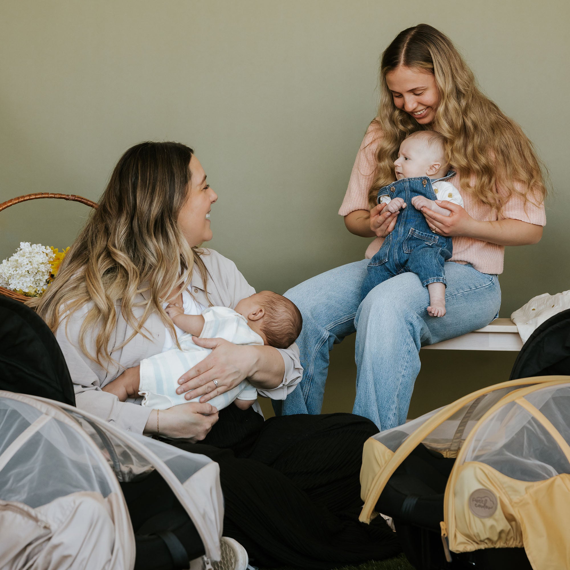 Deux femmes avec leur bébé dans les bras avec la nouvelle collection été 2025 de Petit Coulou - Housse été pour coquille