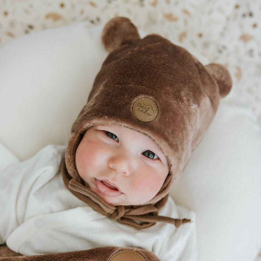 Enfant avec tuque ourson couleur moka