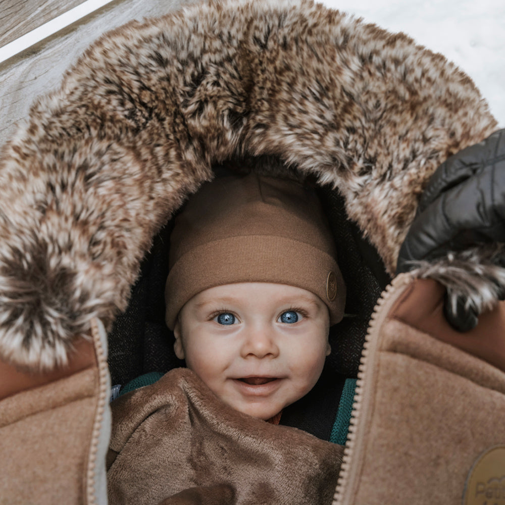 #color_choco-caramel#couleur_choco-caramel - Baby in his car seat with a brown winter cover by Petit Coulou