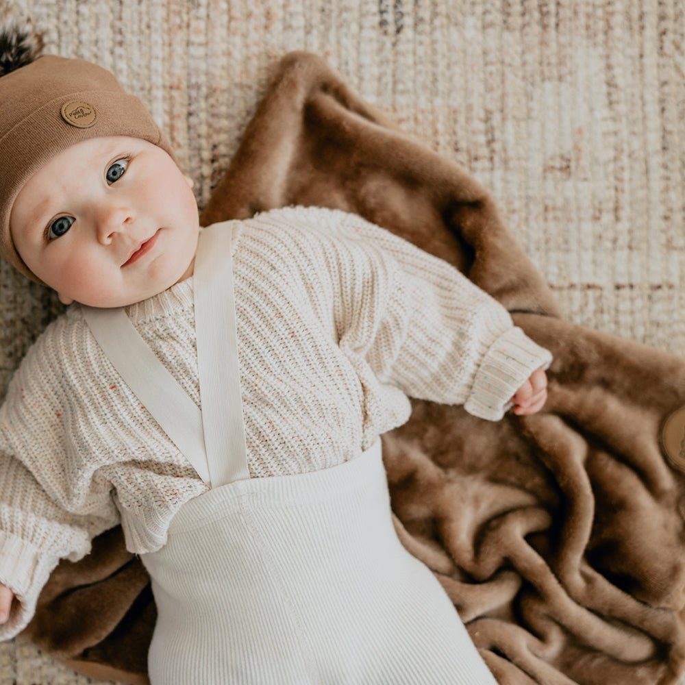 Bébé avec tuque pompon moka et couverture moka en minky