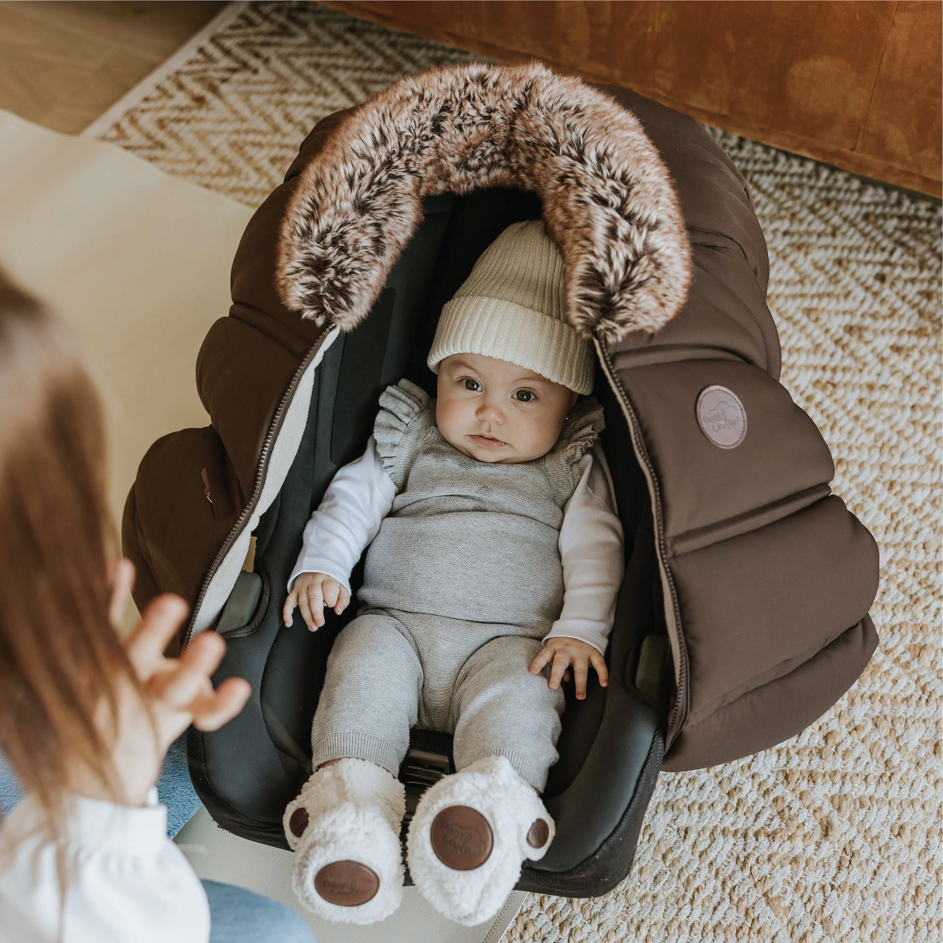 Housse d'hiver pour siège d'auto Petit Coulou dans la couleur café / Winter car seat cover in the colour coffee