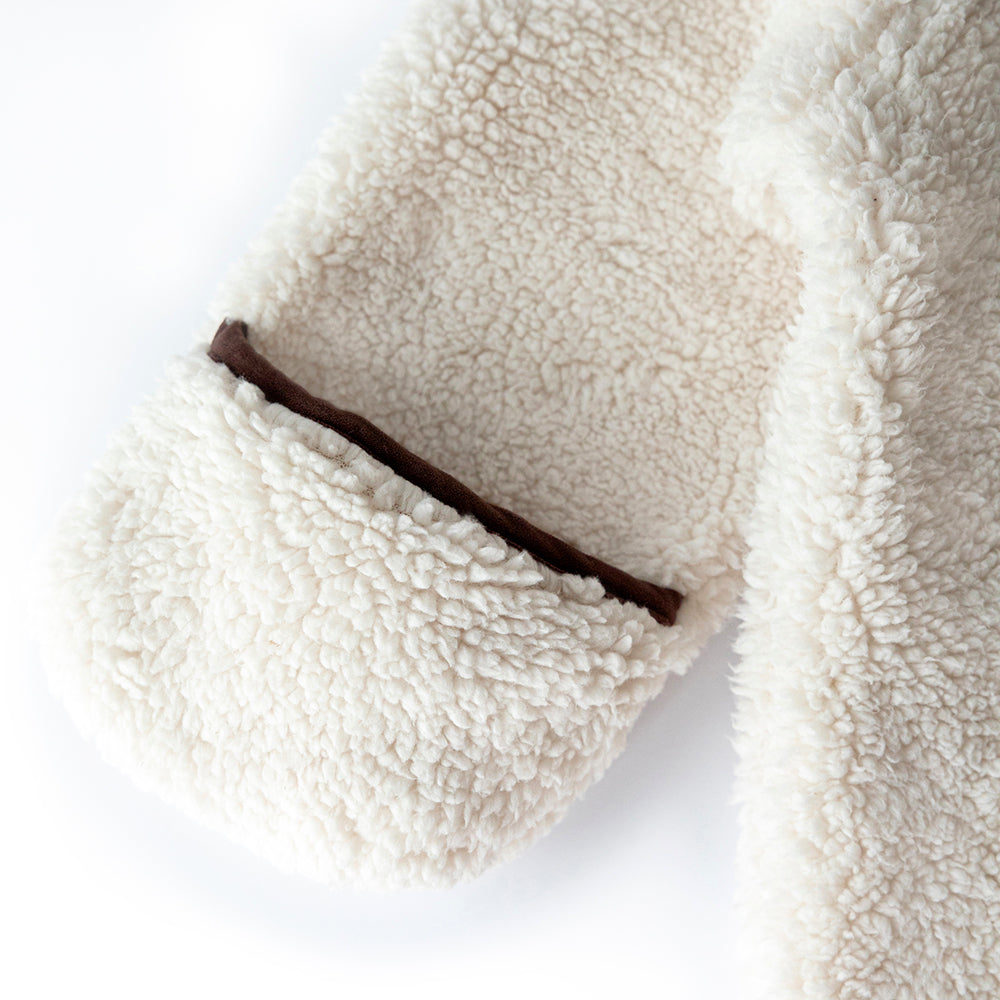 Vue rapprochée d'un protège-main de la combinaison en faux-mouton de Petit Coulou