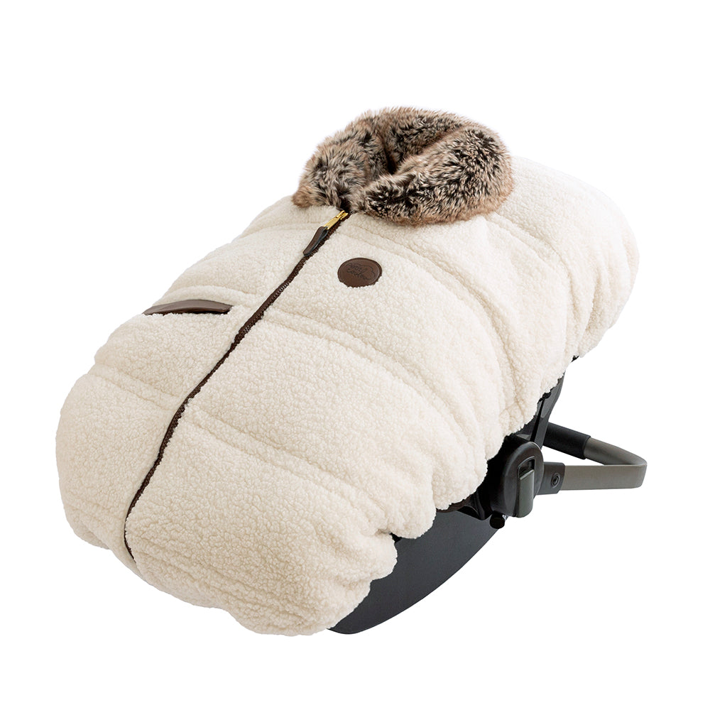 Vue de côté de la housse hiver Jasper en faux-mouton pour banc d'auto de bébé