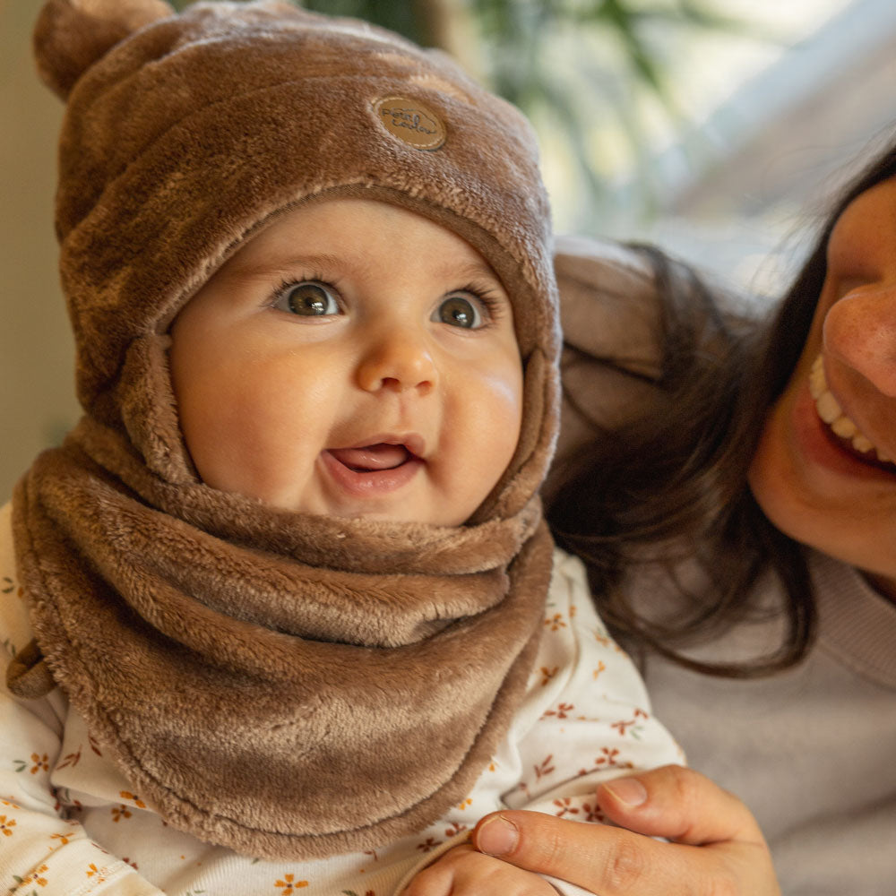 Bébé fille avec tuques ourson avec oreilles et cache-cou couleur moka