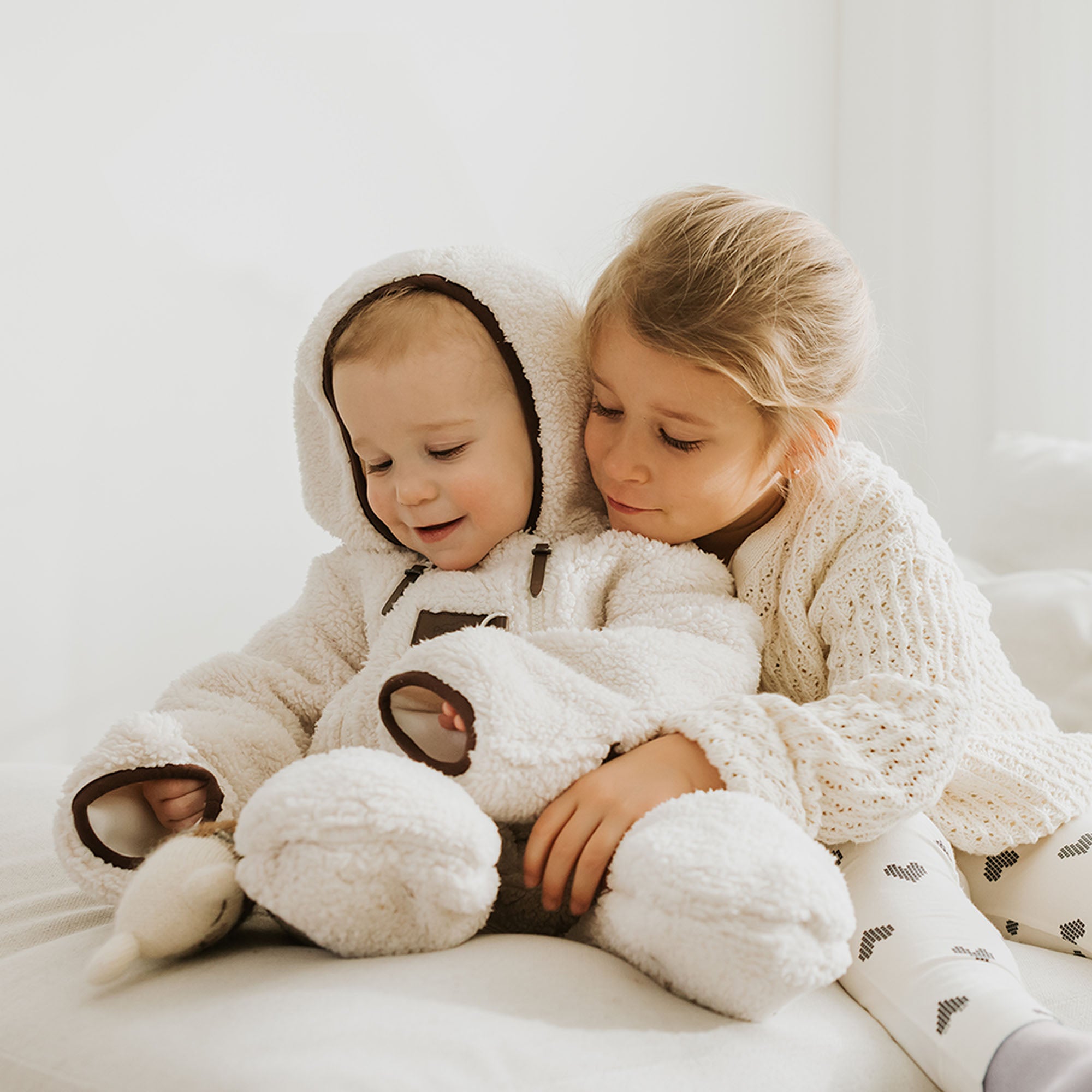 Deux Enfants avec combinaison mi-saison en sherpa crème Petit Coulou