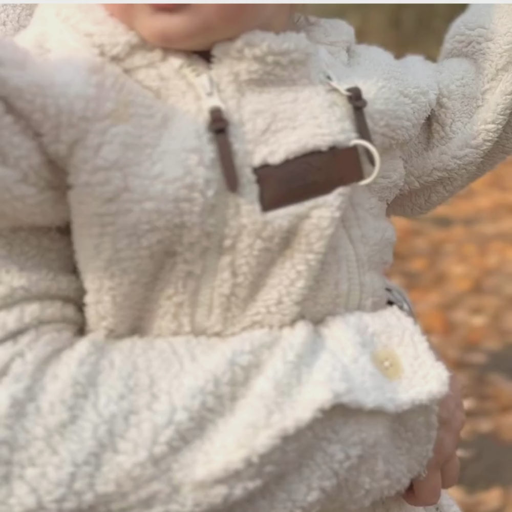 Vidéo automnale comportant des enfants avec la combinaison en faux-mouton mi-saison de Petit Coulou