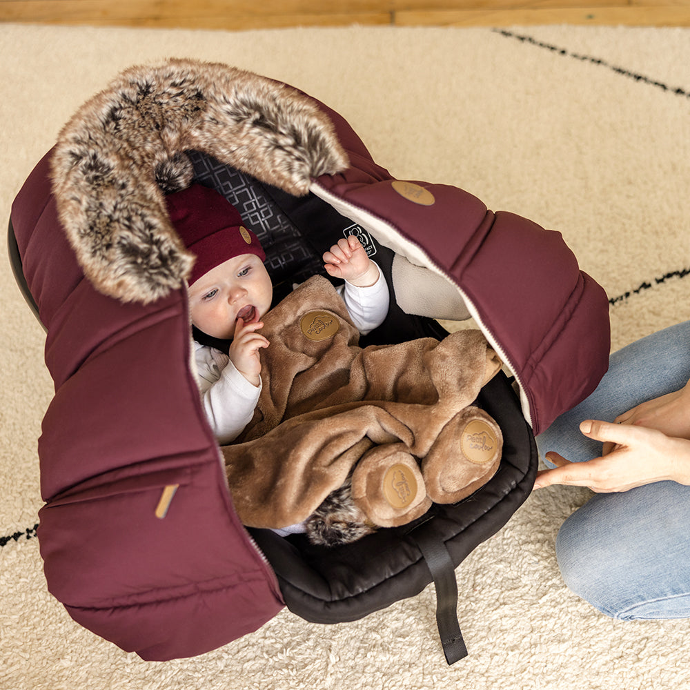 Bébé dans sa coquille avec une couverture en fourrure minky brune