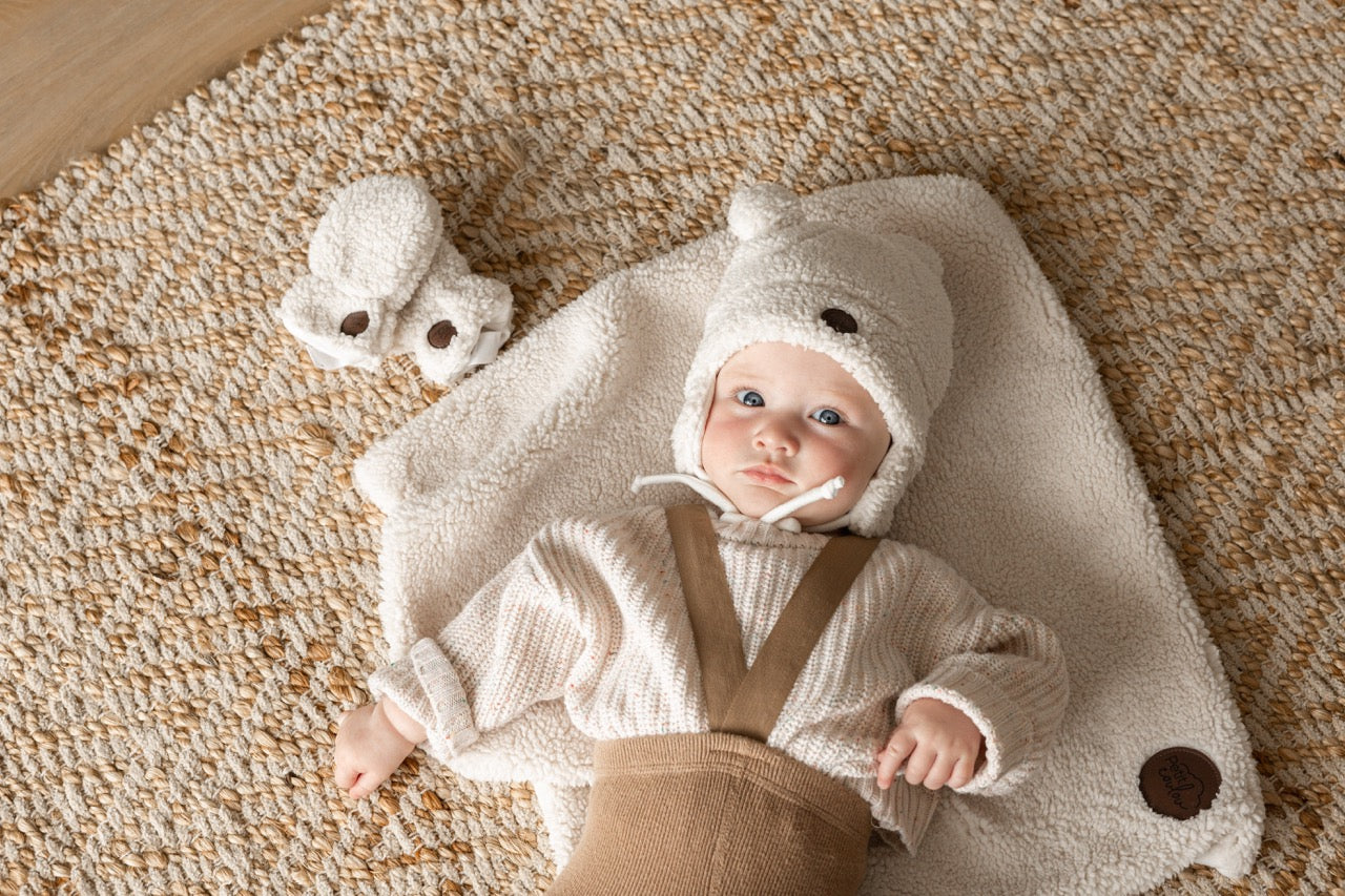  Tuque ourson pour bébé Petit Coulou avec mitaine et doudou en Sherpa - Baby bear toque by Petit Coulou with Sherpa mittens and blanket.