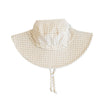 Vue de côté du chapeau soleil beige et blanc de Petit Coulou