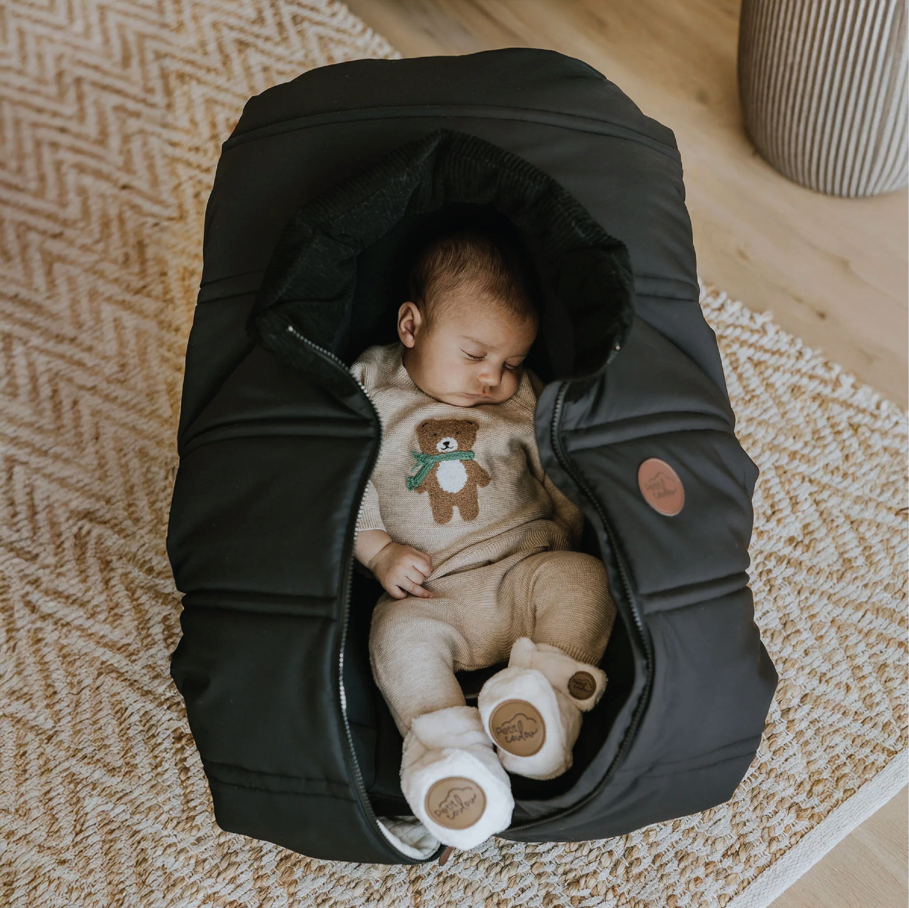 Housse légère pour siège d'auto Petit Coulou dans la couleur noir / Lightweight car seat cover in the colour black