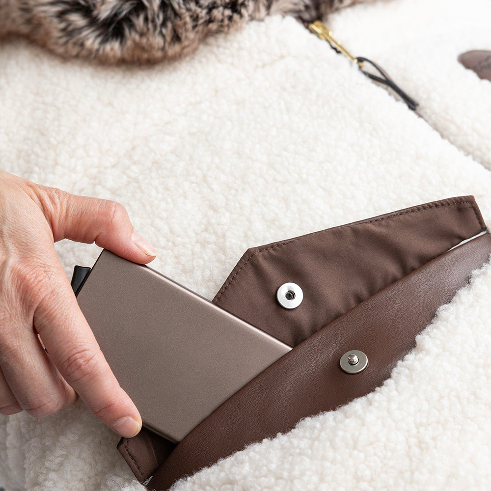 Poche en faux-cuir pour effets personnels sur la housse hiver Jasper pour coquille de bébé