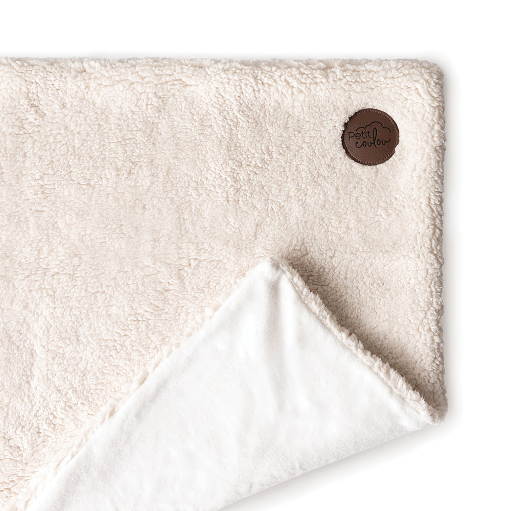 Doudou en faux-mouton sherpa avec logo Petit Coulou en cuir brun foncé
