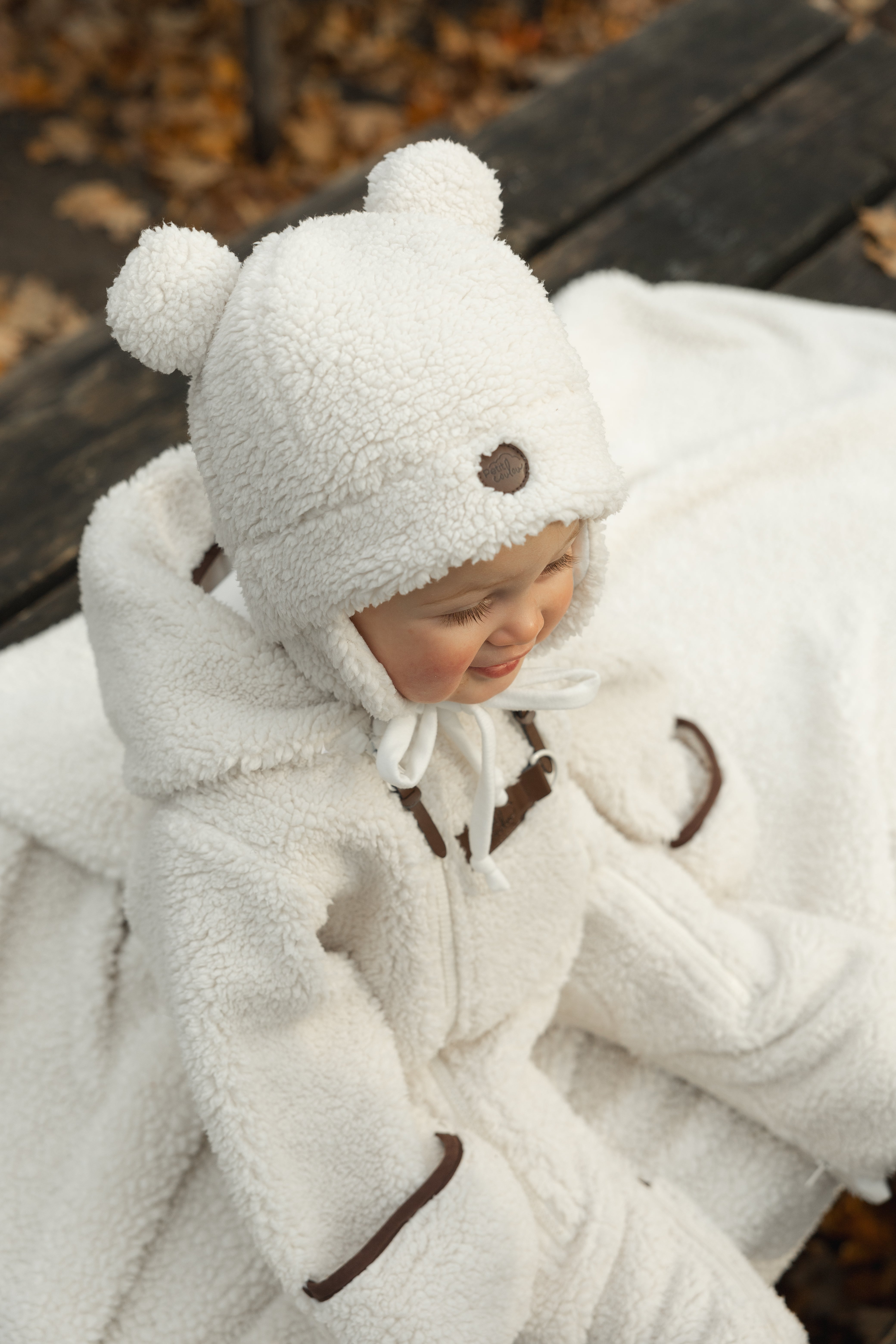 Bébé avec combinaison en Sherpa et tuque ourson- Baby with onepiece Sherpa and bear hat 